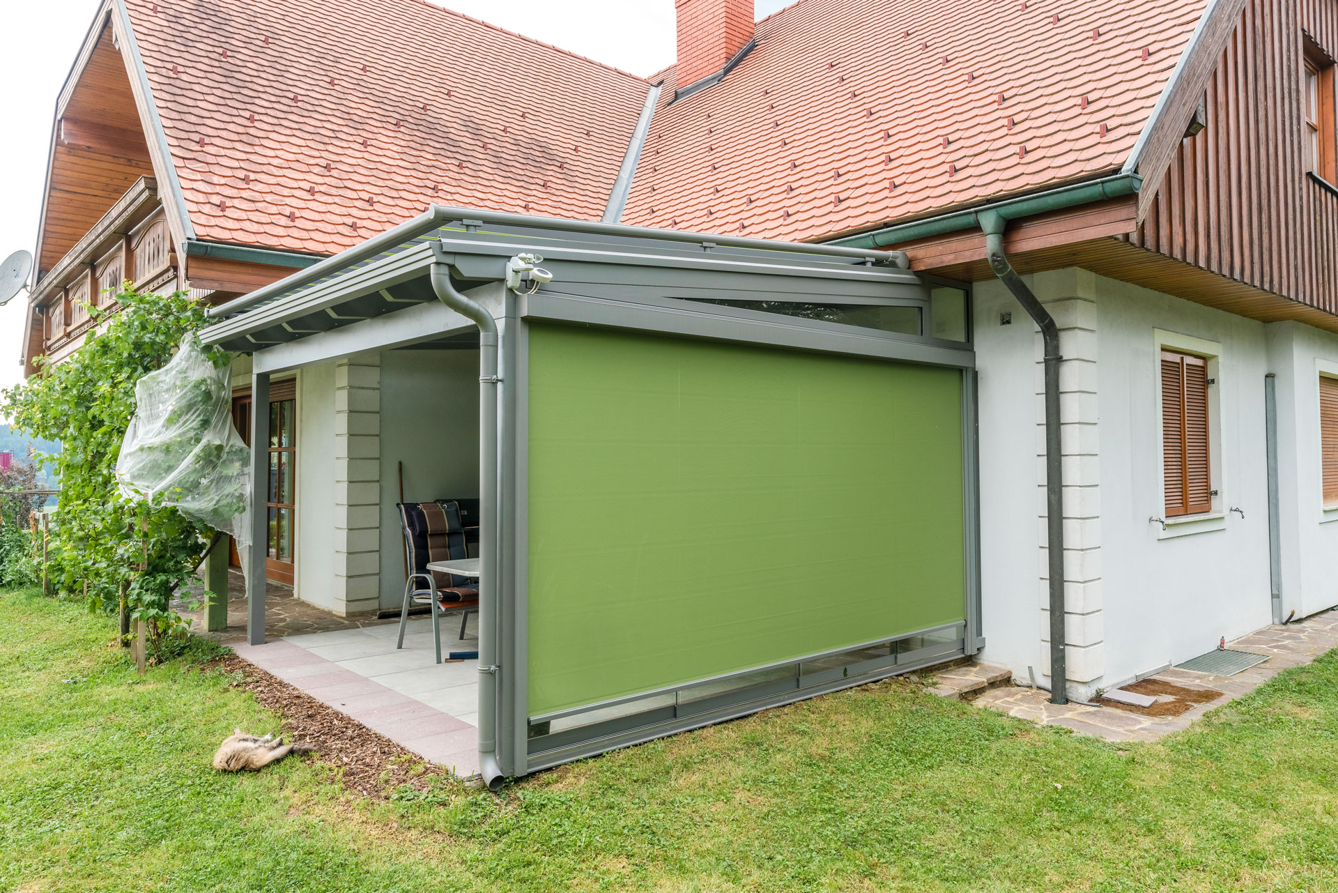 Z 07 b | grüne Senkrechtmarkise seitlich auf Terrasse, Sonnenschutz & leichter Windschutz | Svoboda