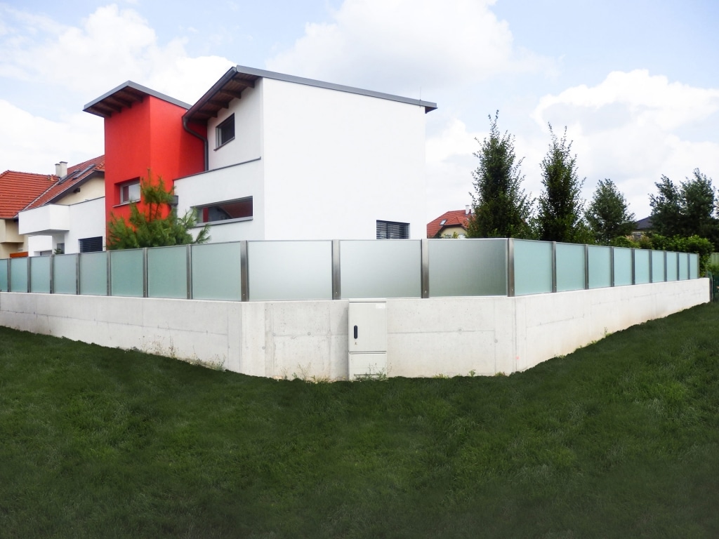 ZE München 01 | moderner Edelstahl-Glas Zaun auf Mauer, Milchglas | Svoboda Metalltechnik