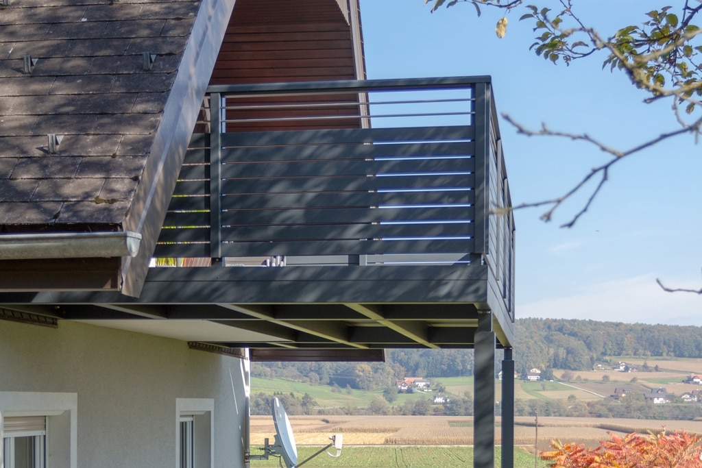 Zubau 16 d | Erweiterung des bestehenden Balkones mit Aluminium-Boden und Geländer | Svoboda