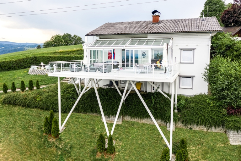 Zubau 17 e | Drohnenbild weiße XXL-Terrasse aus Alu mit Sommergarten und Alu-Glas-Geländer| Svoboda