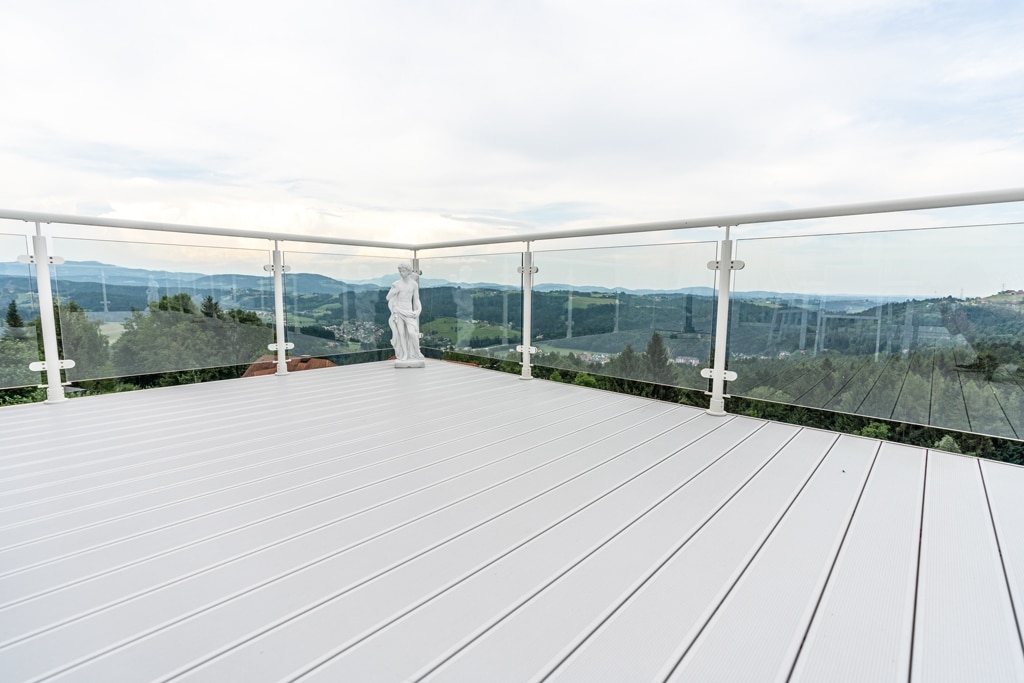 Zubau 17 l | Terrassenzubau mit Alu-Rundrohr-Glas Geländer, Aussicht auf Hügellandschaft | Svoboda
