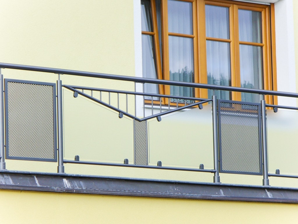 Ansfelden 01 b | Aluminium-Balkon grau, Dreieck-Stab-Dekor, Füllung Lochblech & Milchglas | Svoboda