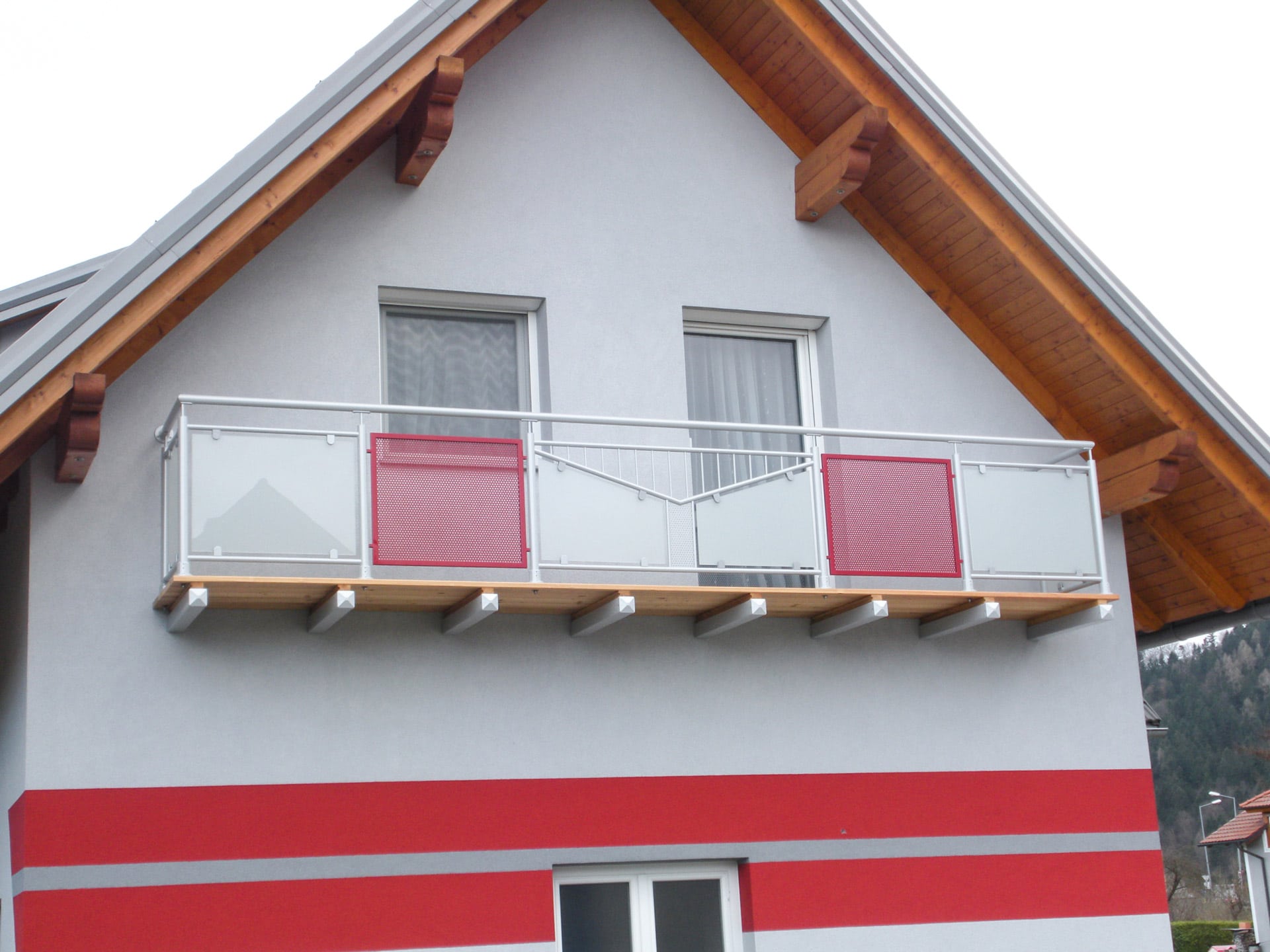 Anfsfelden 02 a | Aluminium-Balkon grau-rot mit Mattglas, Stabdekor & Lochblechen | Svoboda