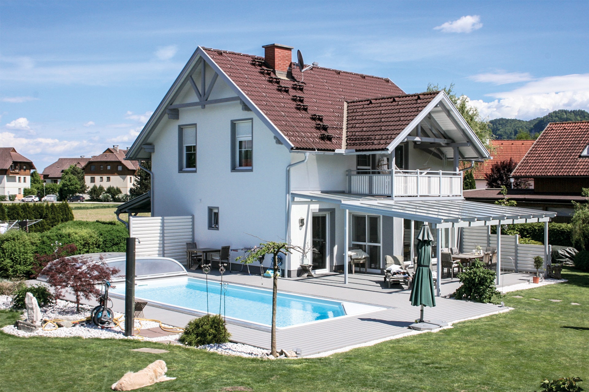 B Alu 06 c | hellgrauer Aluminium-Boden bei Terrasse und Pool, Aufnahme ganzes Haus | Svoboda