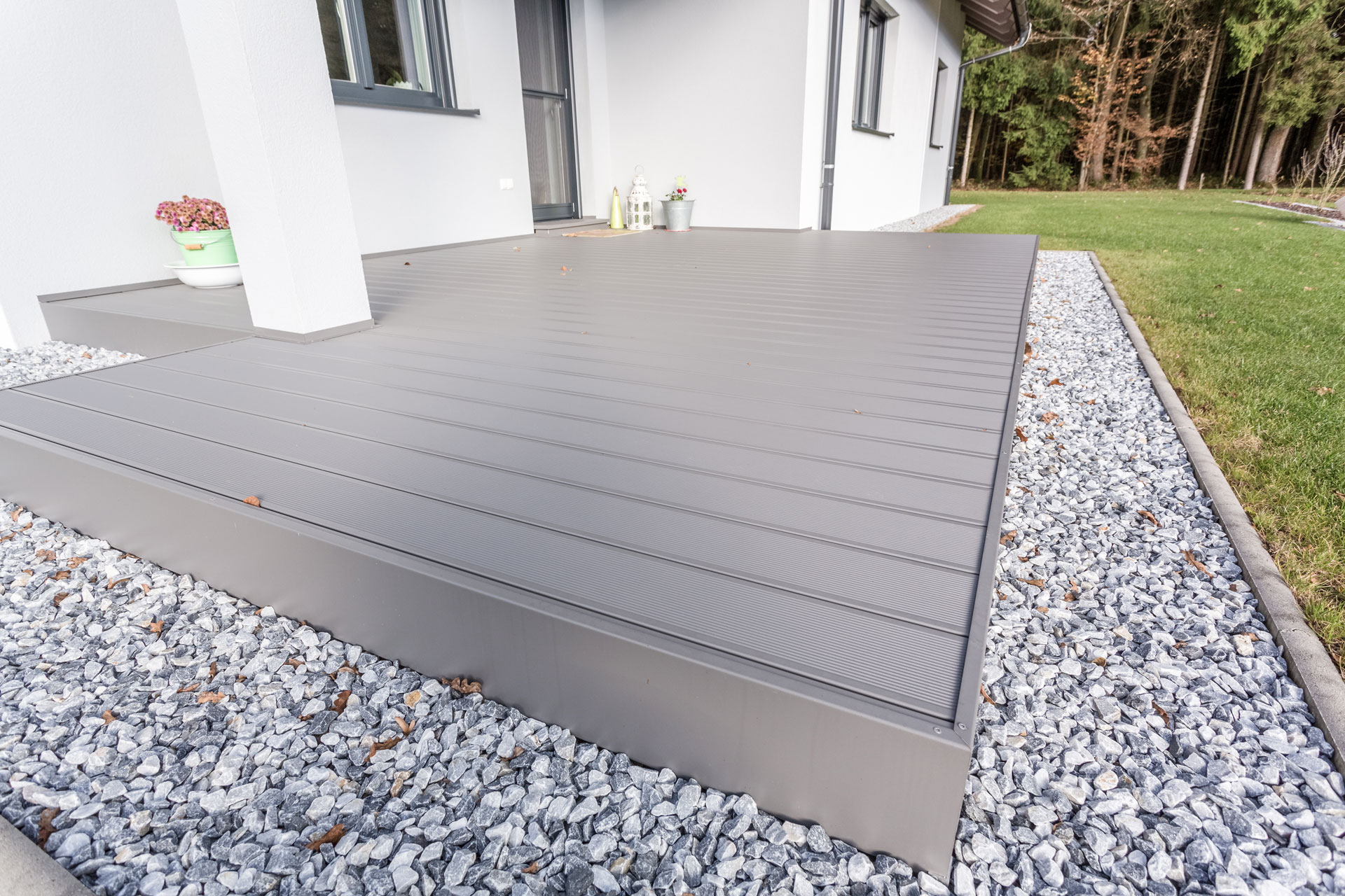 B Alu 16 | Terrassenboden mit Unterkonstruktion aus Metall und grauem Alu-Bodenbelag | Svoboda