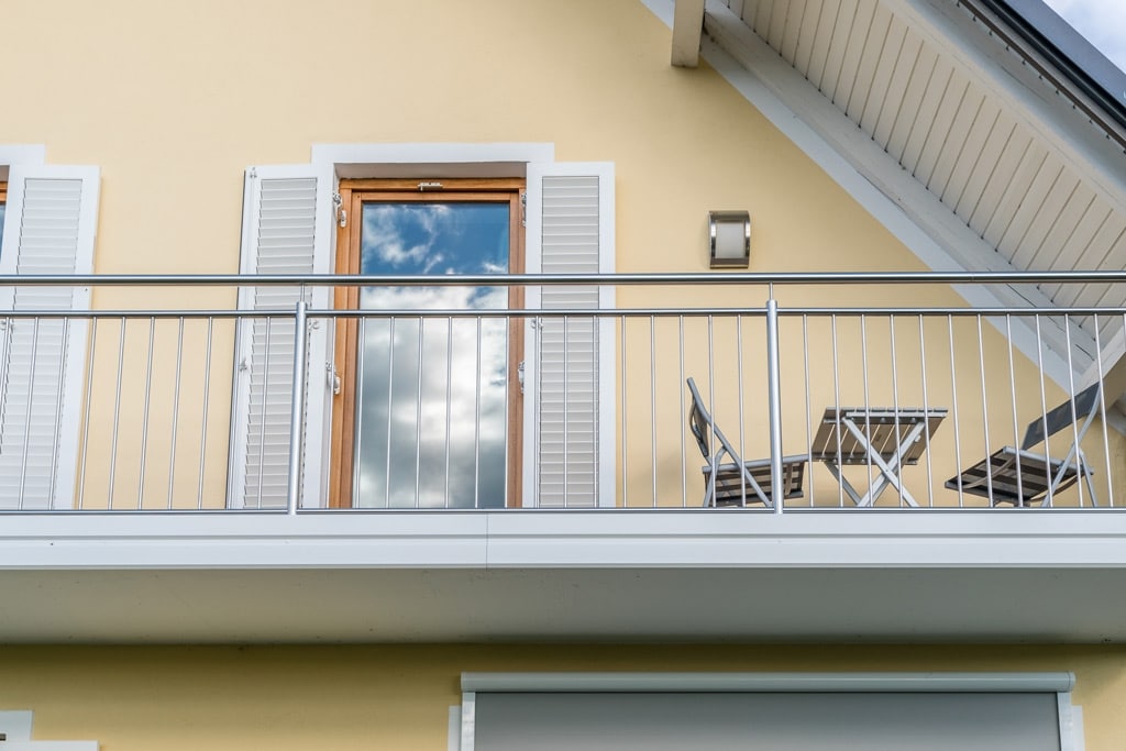 Berlin 20 b | Edelstahl-Balkon mit senkrechten Sprossen mit strinseitiger Alu-Blende weiß | Svoboda