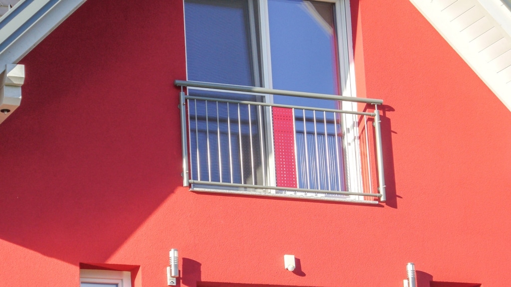 Bludenz 02 | Alu Fenstertüren Absturzsicherung, senkrechte Stäbe grau, rotes Alu-Lochblech | Svoboda