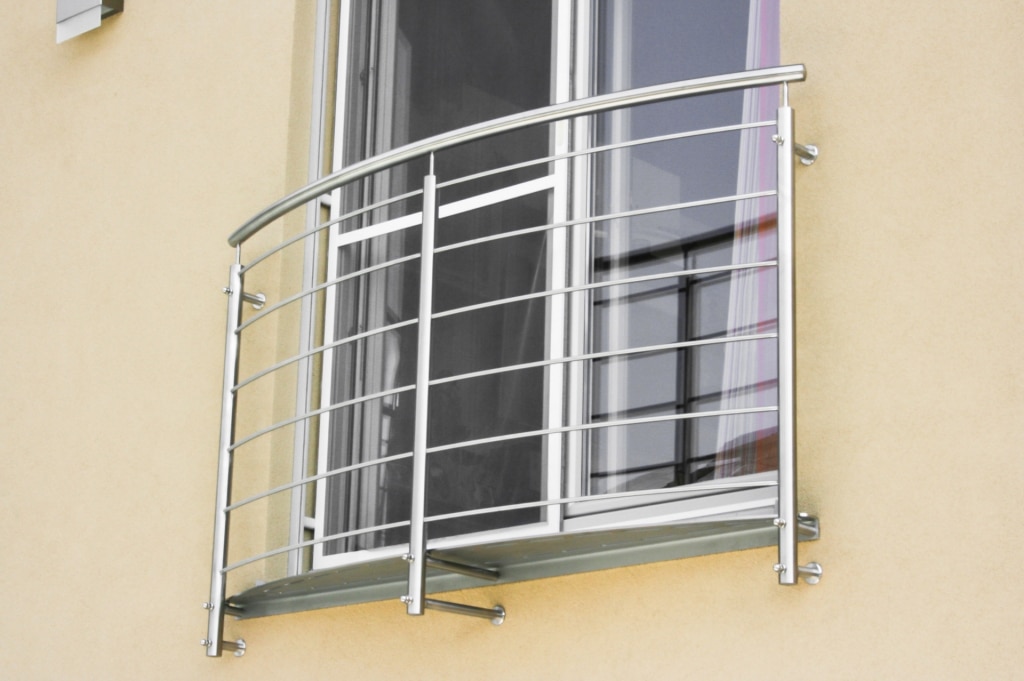 Bochum 04 b | Französisches Geländer bei Fenster, gebogene waagrechte Stäbe, stirnseitig | Svoboda