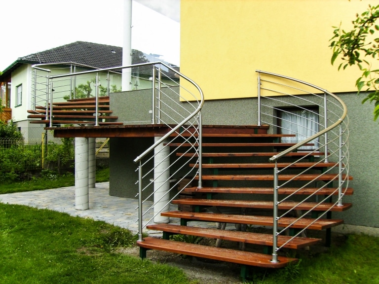 Bochum 12 | gebogenes Treppengeländer aus Nirosta im Außenbereich mit waagrechten Stäben | Svoboda