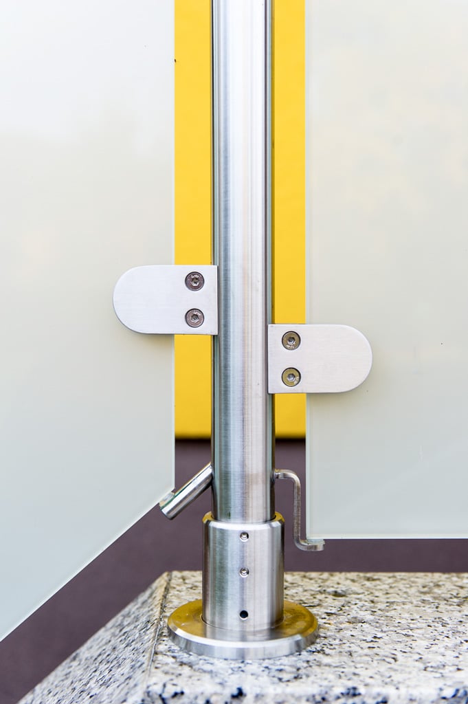 Bremen 65 g | Detailbild Niro-Steher mit Bodenschuh aufgesetzt montiert, Glashalterungen | Svoboda