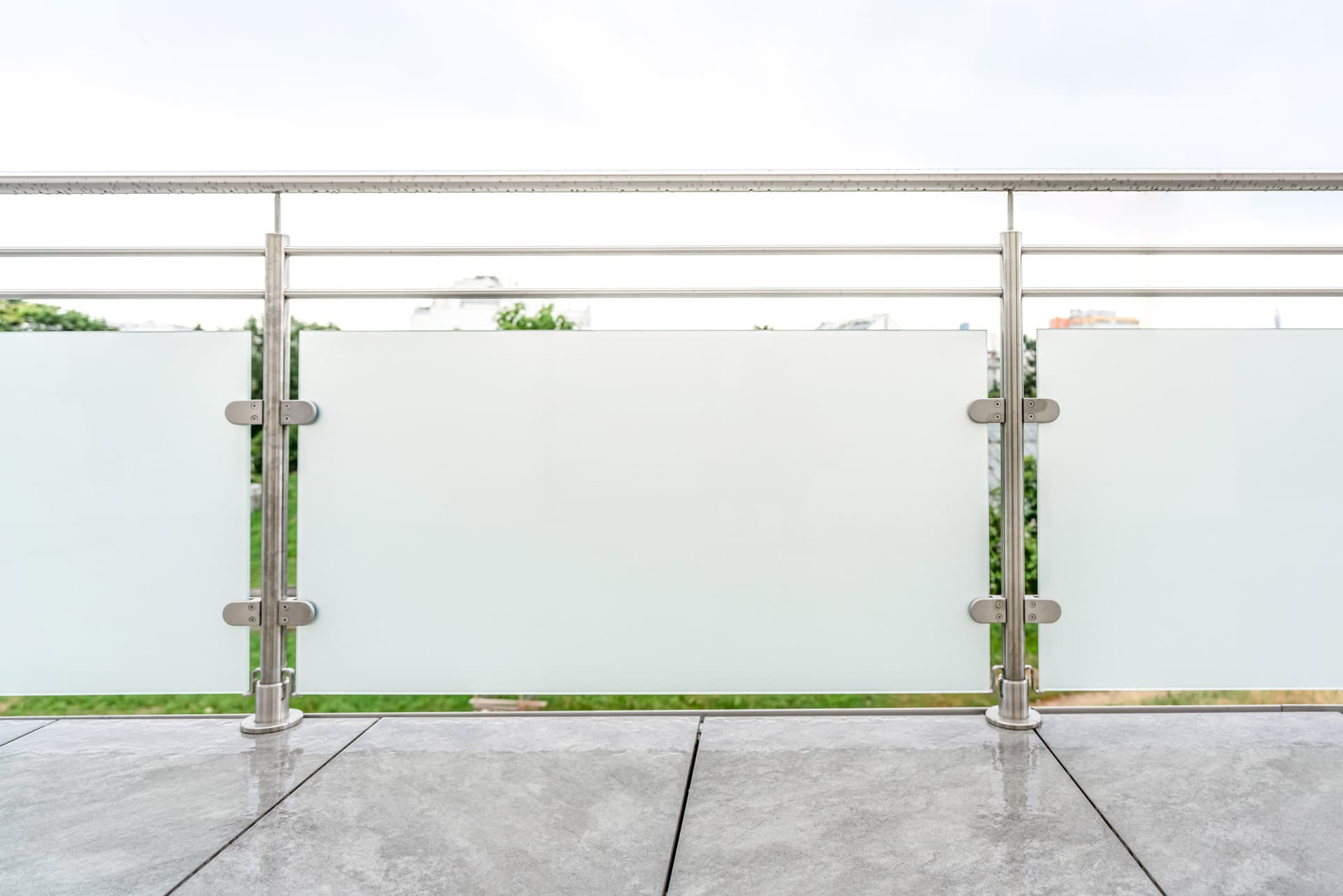 Bremen 76 a | Edelstahl-Glas-Balkon auf Bodenfliesen aufgesetzt montiert | Svoboda Metalltechnik