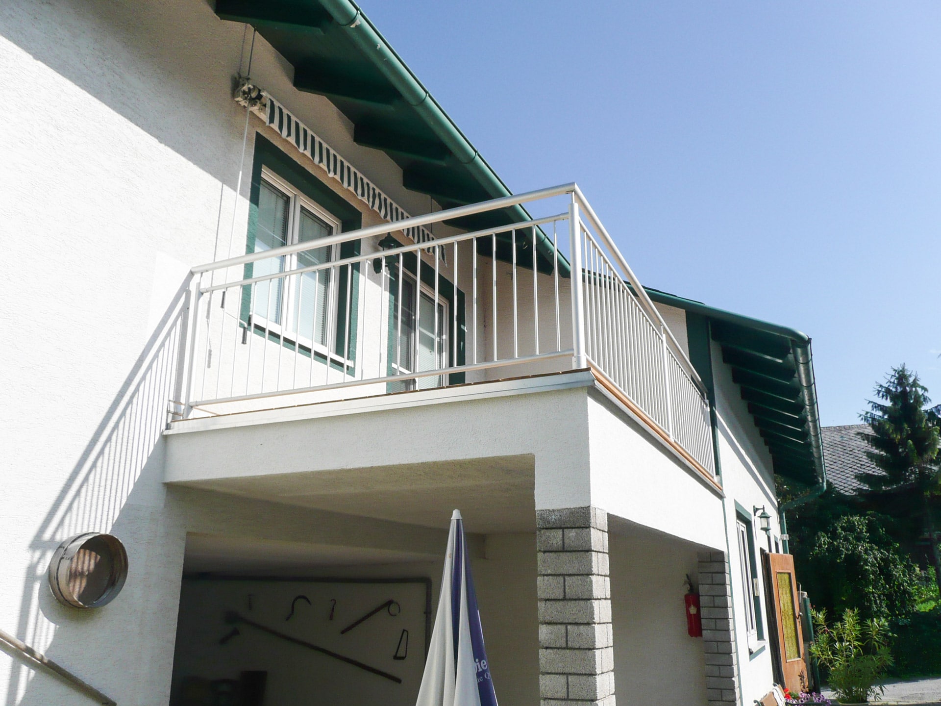 Dornbirn 01 | Aluminium-Rundrohr-Balkon-Geländer mit vertikalen Stäben, grau beschichtet | Svoboda