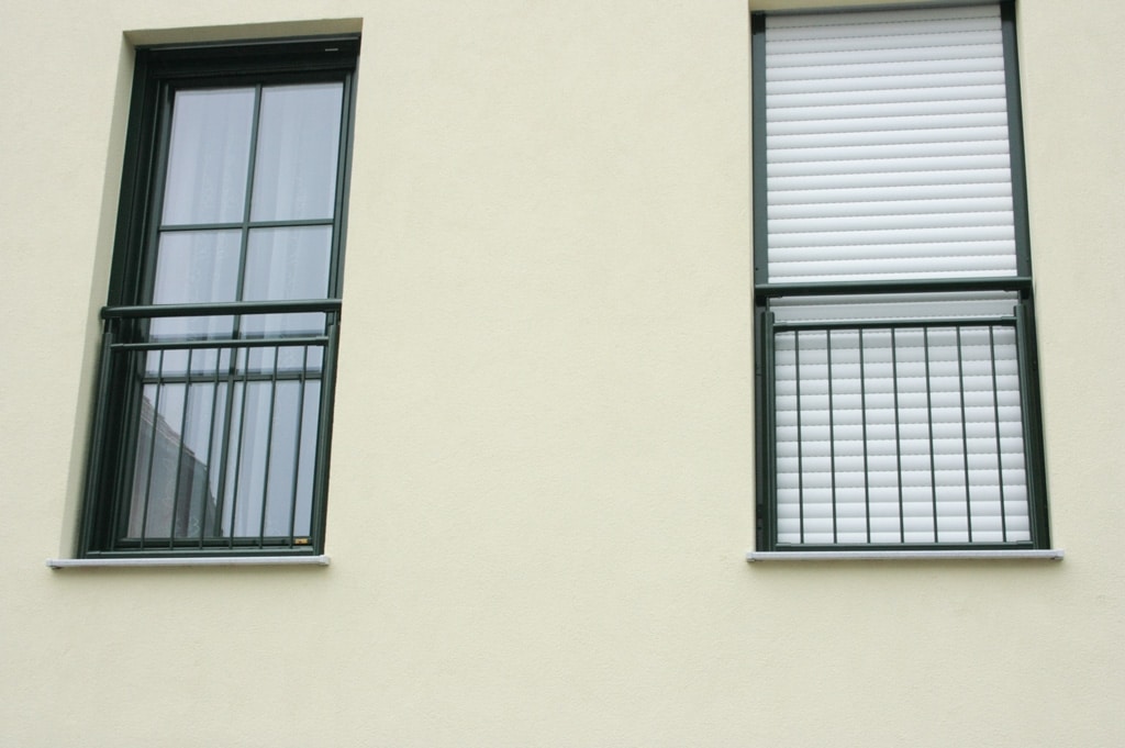 Dornbirn 04 a | Französisches Geländer aus Alu bei Fenstertüren, vertikale Sprossen grün | Svoboda