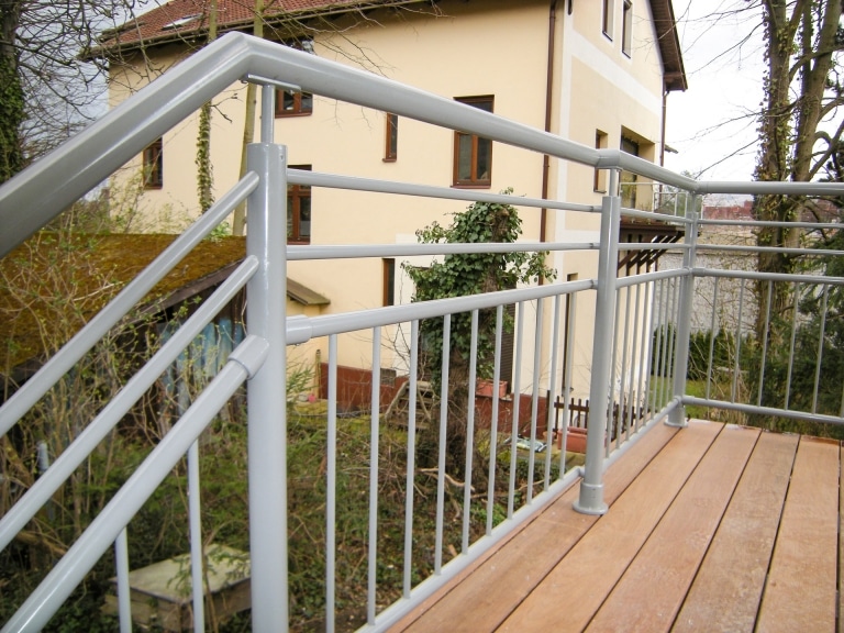 Dornbirn 11 | Alu-Rundrohr-Geländer grau beschichtet auf Holz-Terrasse aufgesetzt montiert | Svoboda