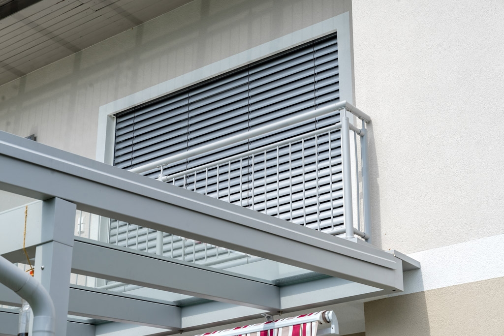 Dornbirn 13 b | Absturzsicherung bei Fenstertüren aus grauen Aluminium-Sprossen vertikal | Svoboda