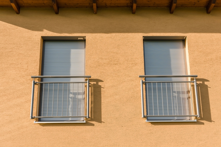 Dornbirn 14 | Französisches Geländer aus vertikalen grauen Alu-Sprossen bei Fenstertüren | Svoboda