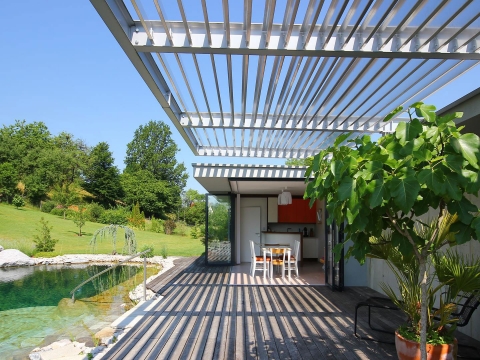 Faltwand 08 a | Faltwand-Verglasung mit Rahmen bei Terrassen Outdoorküche geöffnet | Svoboda Metalltechnik
