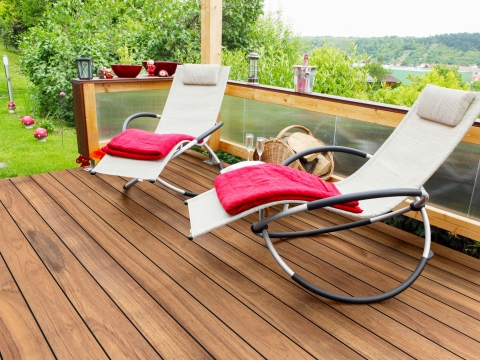 Fano IPE 145 mm glatt natur Echtholzboden bei Terrasse unter Schaugelstühlen | Svoboda Metalltechnik