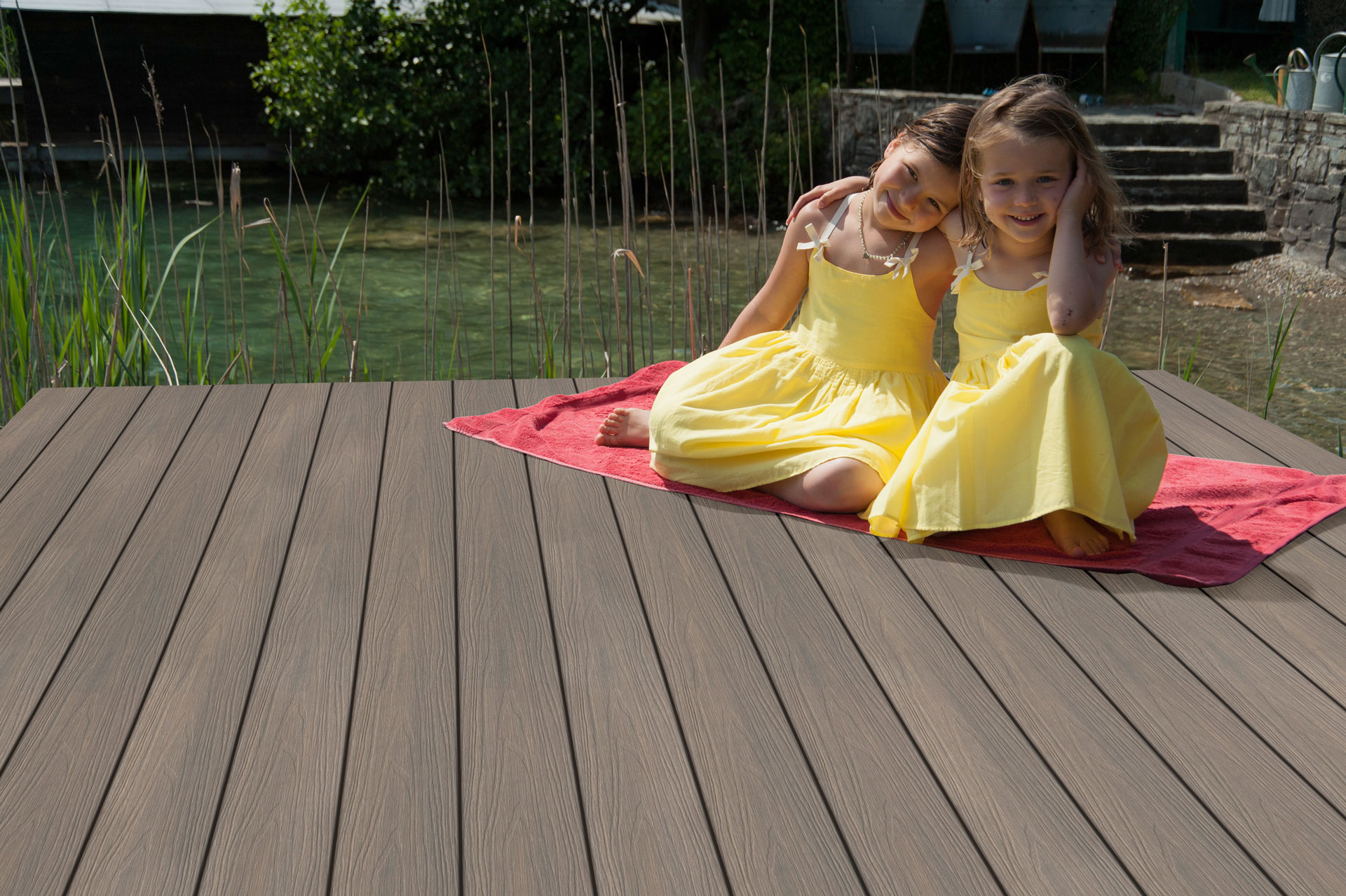 Fano Ultrashield Antik | 2 Mädchen sitzen auf braunen WPC Outdoorboden bei Teichsteg | Svoboda