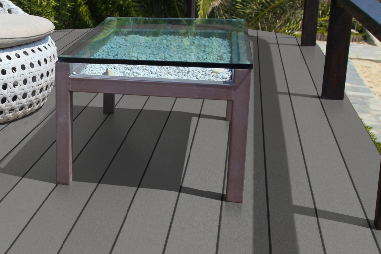 Fano WPC 25 | Titangrau Glatt WPC-Terrassendielen Outdoor-Boden bei Sitzecke | Svoboda Metalltechnik