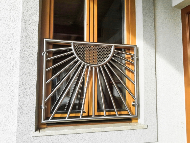 Heidelberg 02 | Französischer Balkon bei Fenster auf Rahmen montiert, Niro-Sonnen-Dekor | Svoboda