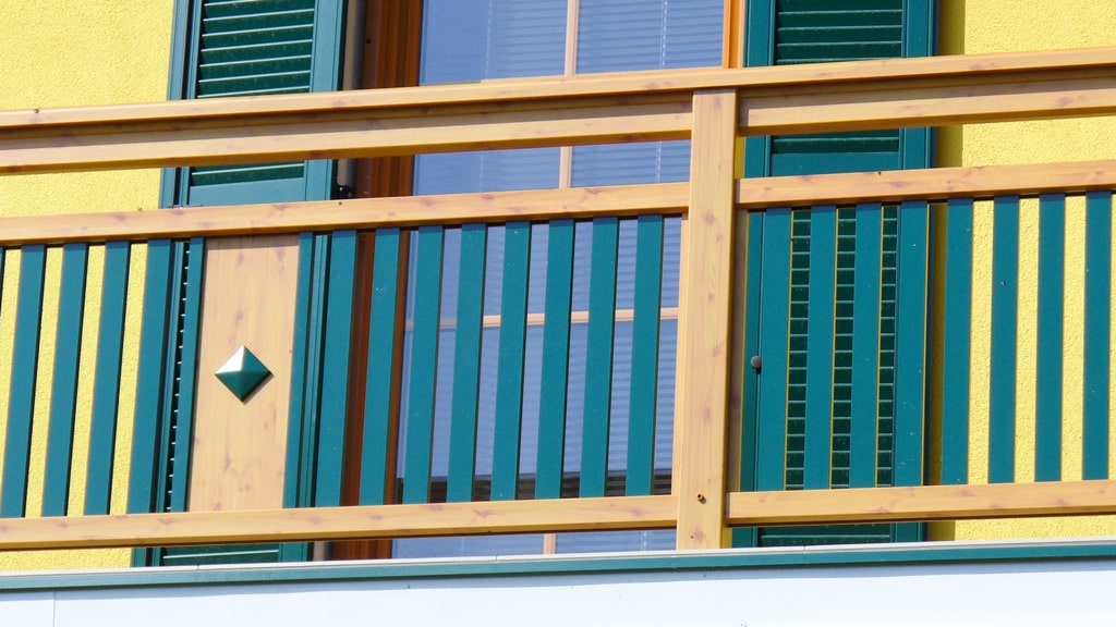 Krieglach 03 H c | Balkon aus Aluminium-Latten senkrecht & Knopf-Dekor, grün & Kiefer | Svoboda
