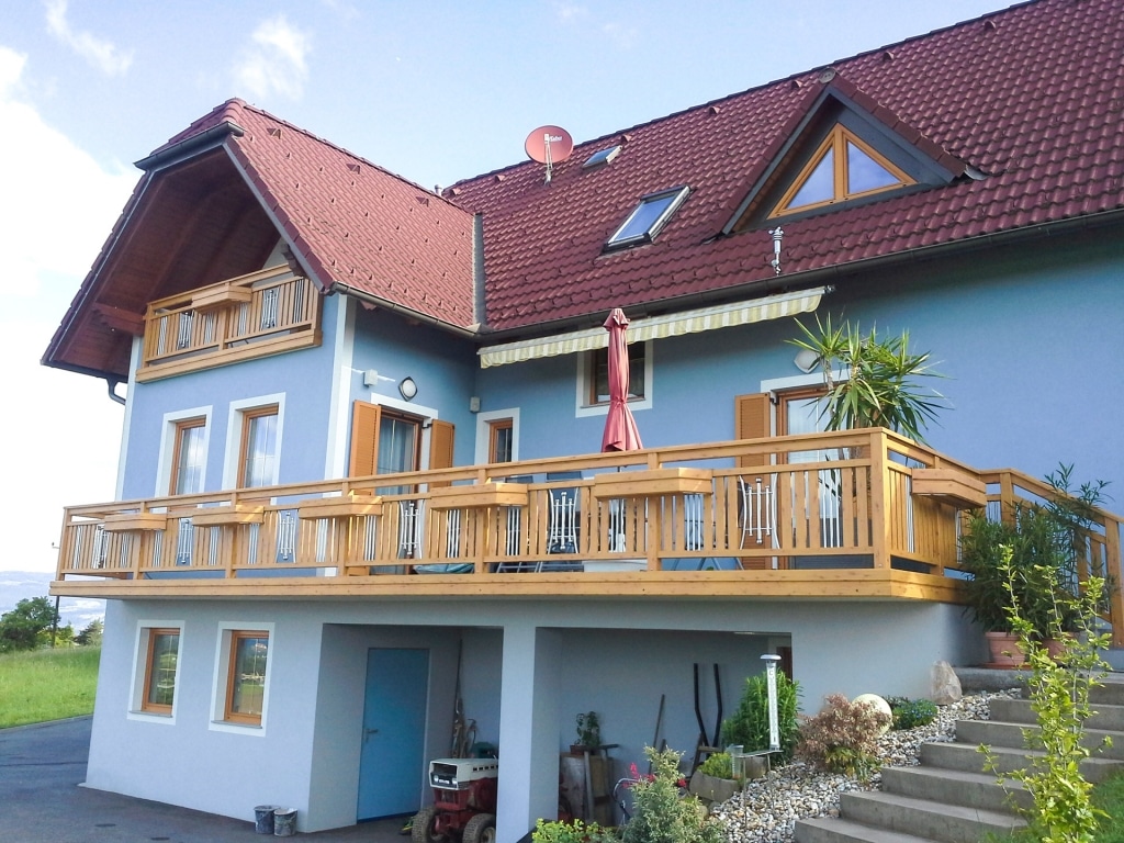 Kufstein 01 H | Außengeländer bei Terrasse aus Aluminium in Holz-Optik mit Edelstahldekor | Svoboda