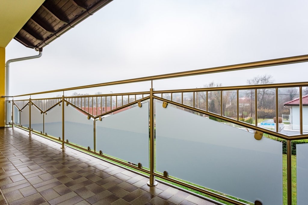 Leipzig 26 b | Aufsatzmontage auf Boden von Edelstahl-Balkon, Matt-Glasfüllung, Stabdekor | Svoboda
