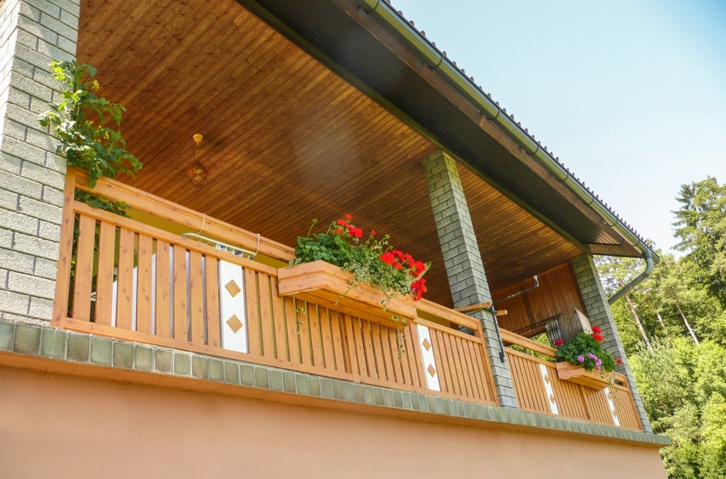 Lustenau 11 H | Alu-Geländer bei Balkon, Holz-Beschichtung, weiße Dekor-Latten mit Knöpfen | Svoboda