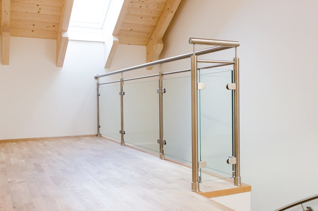 Mailand 16 a | Metall-Glas Geländer im Haus, aufgesetzt montiert, Edelstahl und Klarglas | Svoboda