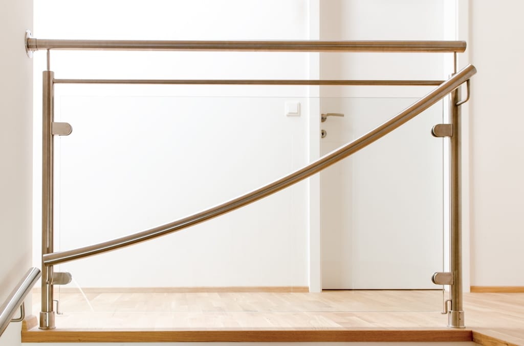 Mailand 16 b | Zusätzlicher gebogener Handlauf bei Stiegenabgang auf Galerie-Geländer montiert | Svoboda