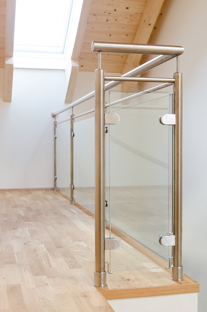 Mailand 16 d | Metall-Glas Geländer im Haus, aufgesetzt montiert, Edelstahl und Klarglas | Svoboda