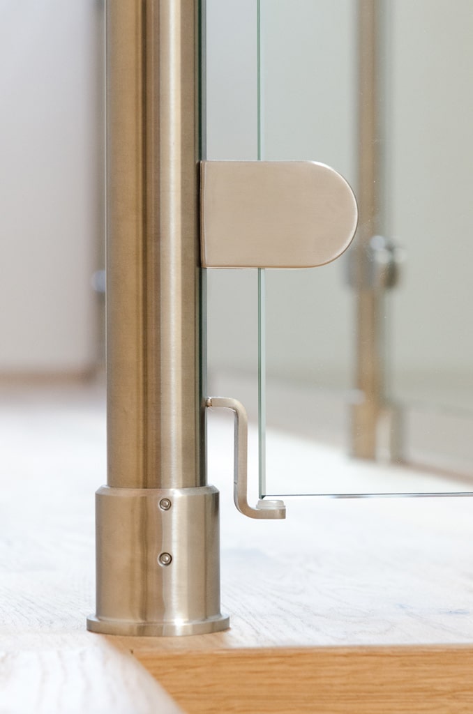 Mailand 16 f | Detailbild Nirogeländer, Steher rund, Aufsatzmontage, Glas mit Glashalter | Svoboda