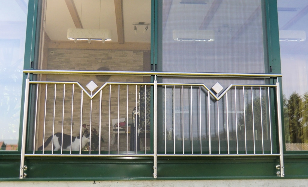Mannheim 04 b | Französischer Balkon aus senkrechten Edelstahlstäben und Blech-Dekor | Svoboda