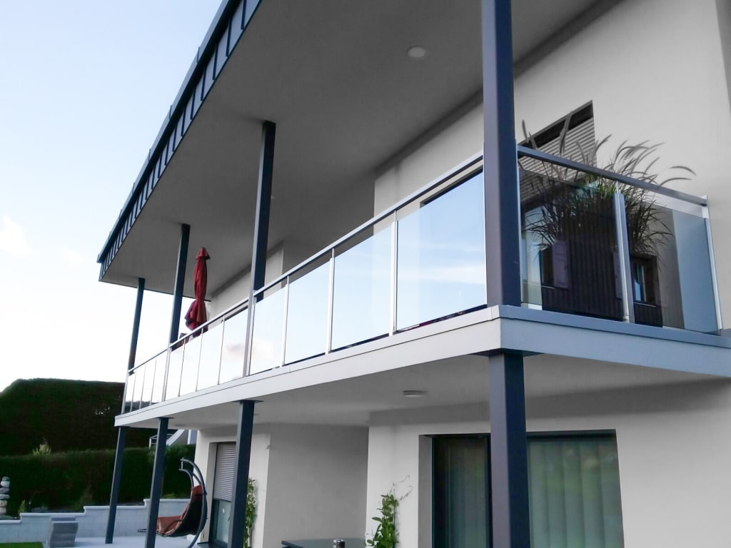 München 02 a | Balkongeländer modern, Edelstahl eckig mit Grauglas-Füllung in U-Profil | Svoboda