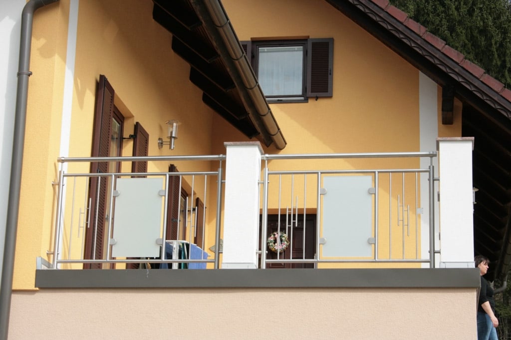 Nürnberg 02 b | Edelstahl-Glas-Absturzsicherung zwischen Mauerstehern auf Terrasse | Svoboda