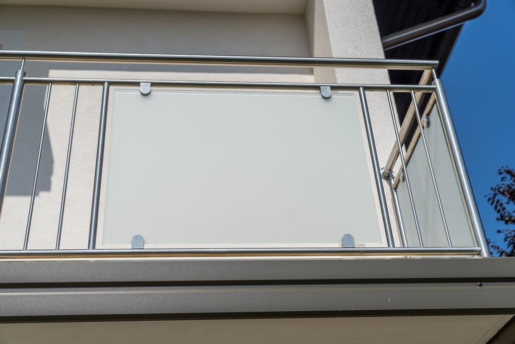 Nürnberg 11 e | Niro-Balkon mit vertikalen Stäben & Dekor Glas-Scheibe matt mittig im Feld | Svoboda