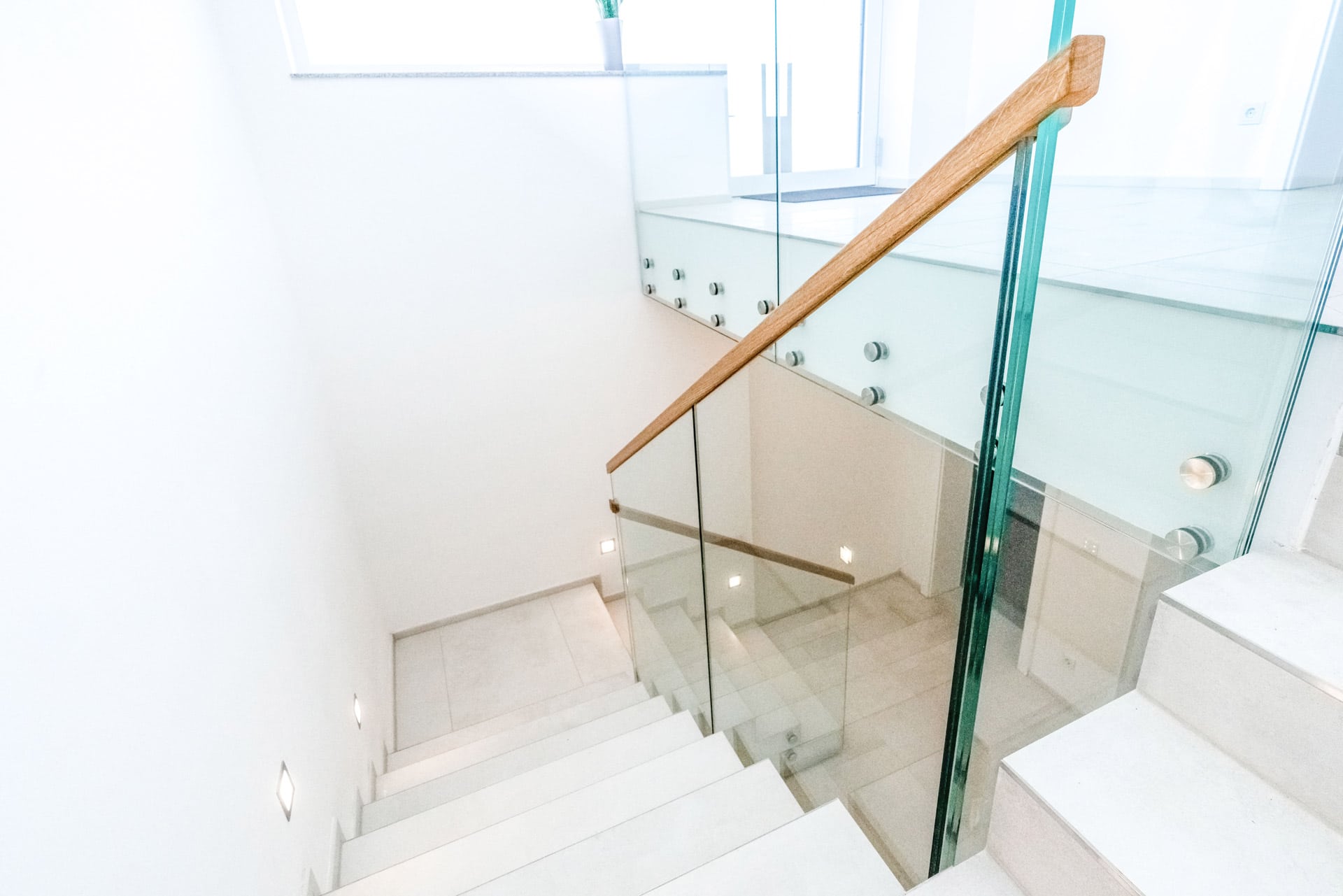 Pisa 07 a | Modernes Geländer aus Glas für den Innenraum bei Treppe, Handlauf aus Holz | Svoboda