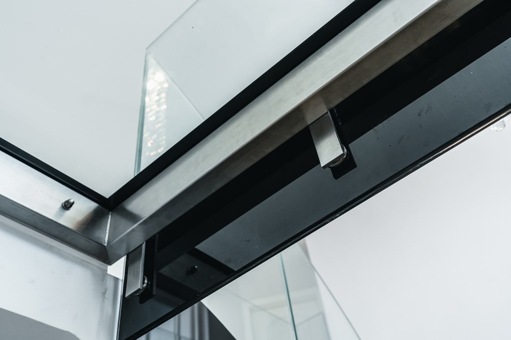 Pisa 08 o | Montage von Geländer Glasscheibe auf Metallbrücke im Haus | Svoboda Metalltechnik
