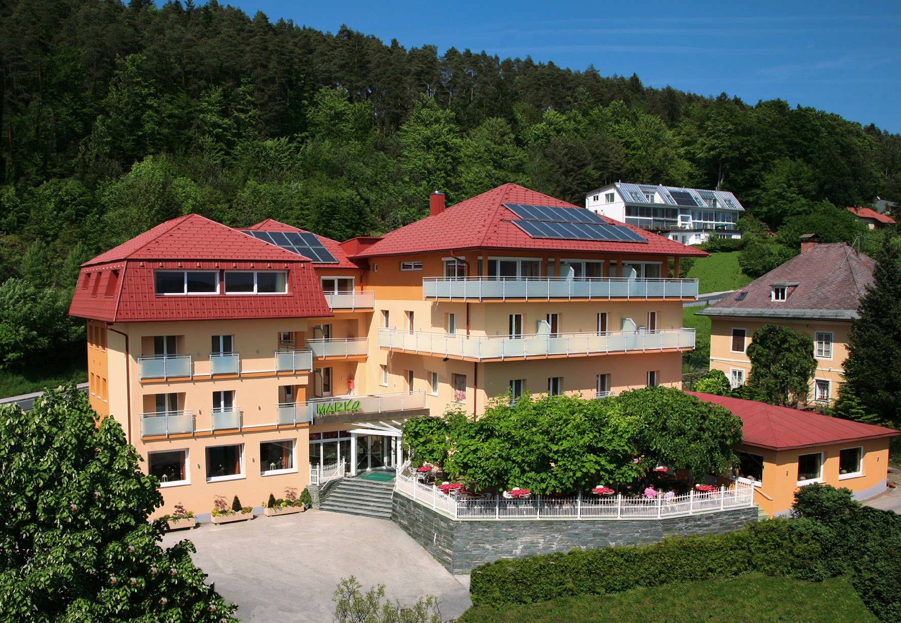 Schwechat 01 a | Alu-Rundrohr-Balkongeländer mit Mattglas bei Hotelanlage | Svoboda Metalltechnik