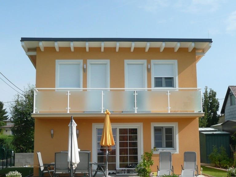 Schwechat 05 | Balkon aus Aluminium, Rundrohr-Rahmen weiß, Milchglas-Füllung, Haus orange | Svoboda
