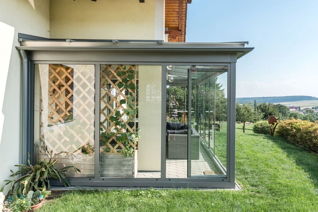 Sommergarten Alu 32 c | Seitenansicht, grau Aluminium, Schutzverglasung gegen Wind & Regen | Svoboda