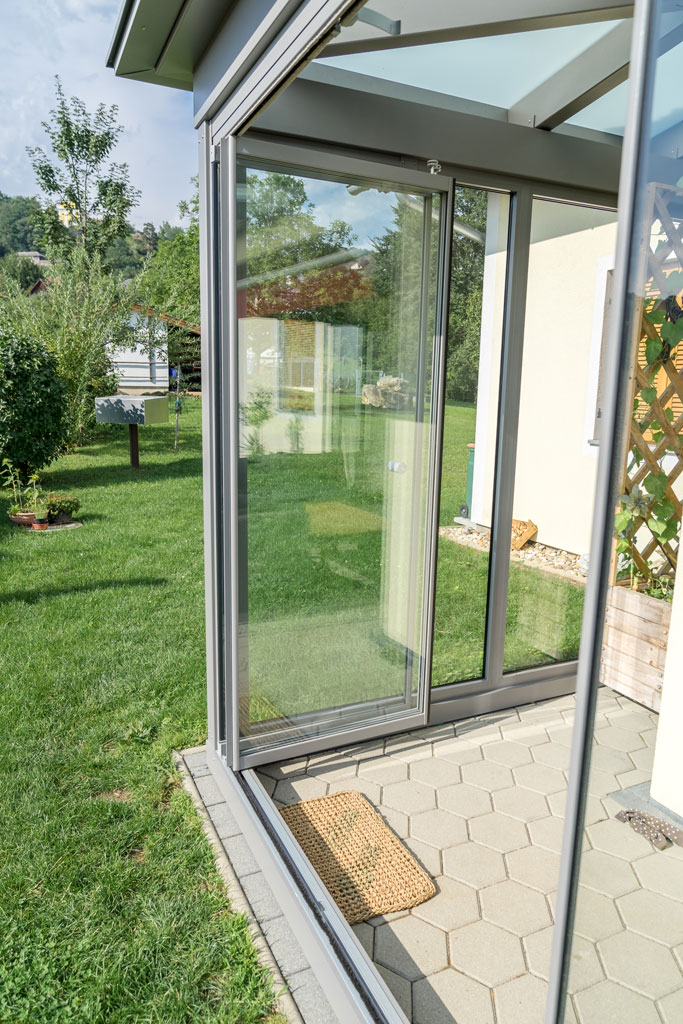 Sommergarten Alu 32 e | Geöffnete Schieb-Dreh-Elemente mit Alu-Rahmen grau auf Terrasse | Svoboda