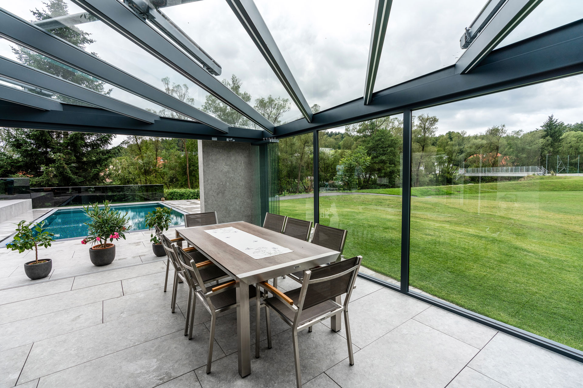 Sommergarten Alu 36 a | Terrassendach anthrazit Unteransicht mit Klarglas, Regenschutzglas | Svoboda