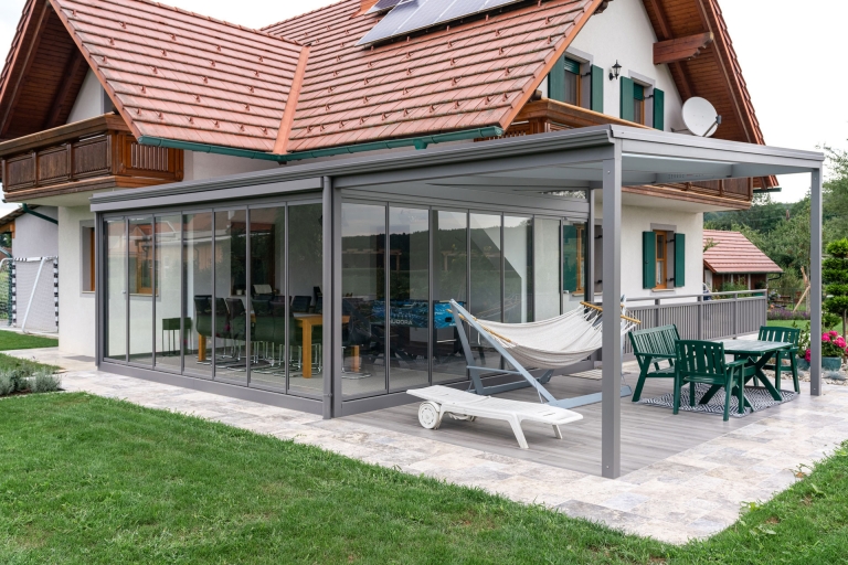 Sommergarten Alu 41 a | Glas-Windschutz & Regenschutz bei überdachtem Terrassensitzplatz | Svoboda