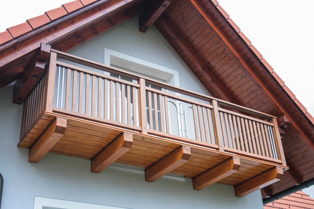 Spittal 04 H | Alu-Holz-Balkon Kiefer-Optik braun mit Edelstahl-Dekor, Aufsatzmontage | Svoboda