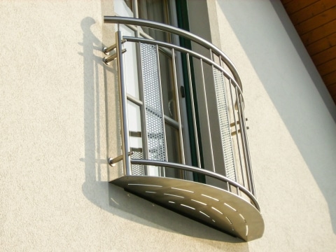 Stuttgart 04 | Gewöblter französischer Balkon bei Fenstertür, Edelstahl-Sprossen senkrecht | Svoboda