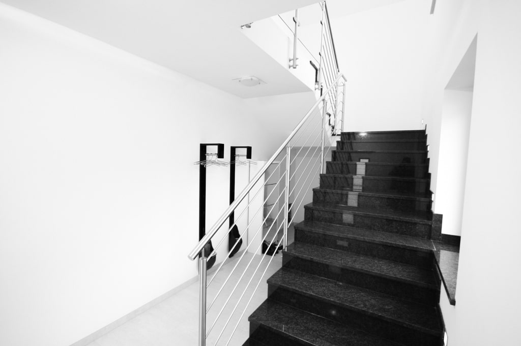 Triest 08 c | Edelstahl-Innengeländer bei Stiegenaufgang auf Steintreppe schwarz | Svoboda Metall
