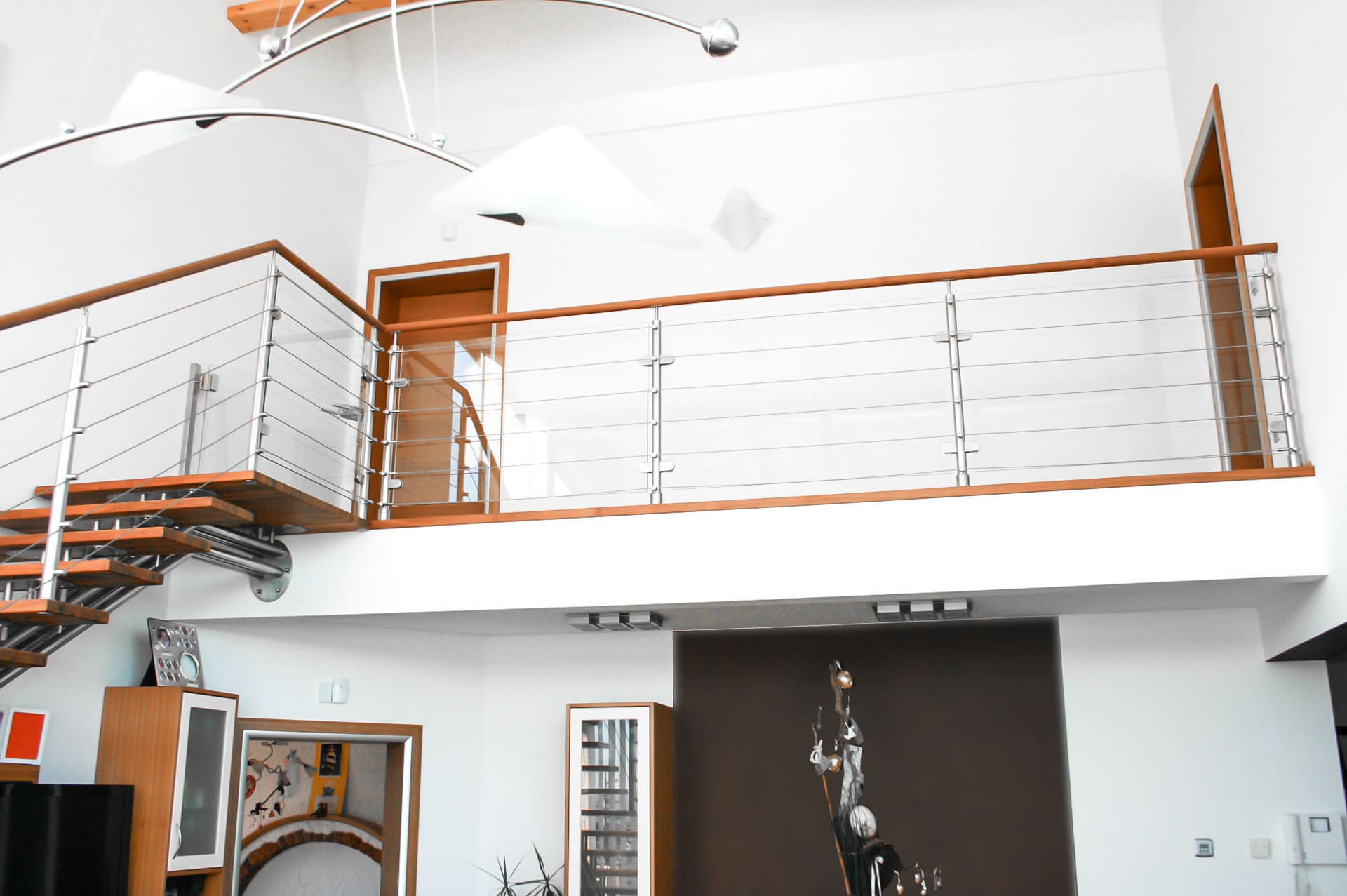 Triest 14 a | Galeriegeländer im Haus aus Edelstahl mit Seilen, Holzhandlauf & Glasscheibe| Svoboda