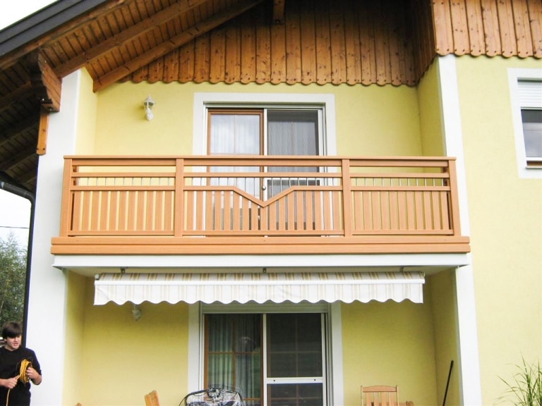 Unterlamm 01 h | Alu-Holz-Optik Balkon Douglas mit Nirostäben, aufgesetzt, Alu-Blende | Svoboda